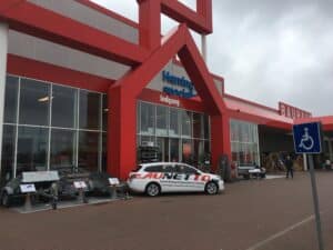 Peugeot 308 reklamebil udenfor Bauhaus Herning butikken