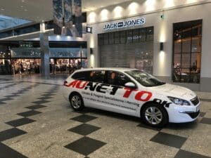 Peugeot 308 reklamebil i Herning Centret ved Jack og Jones