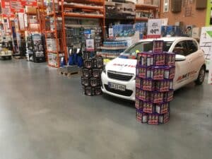 Peugeot 108 reklamebil inden i Bauhaus Herning forretning